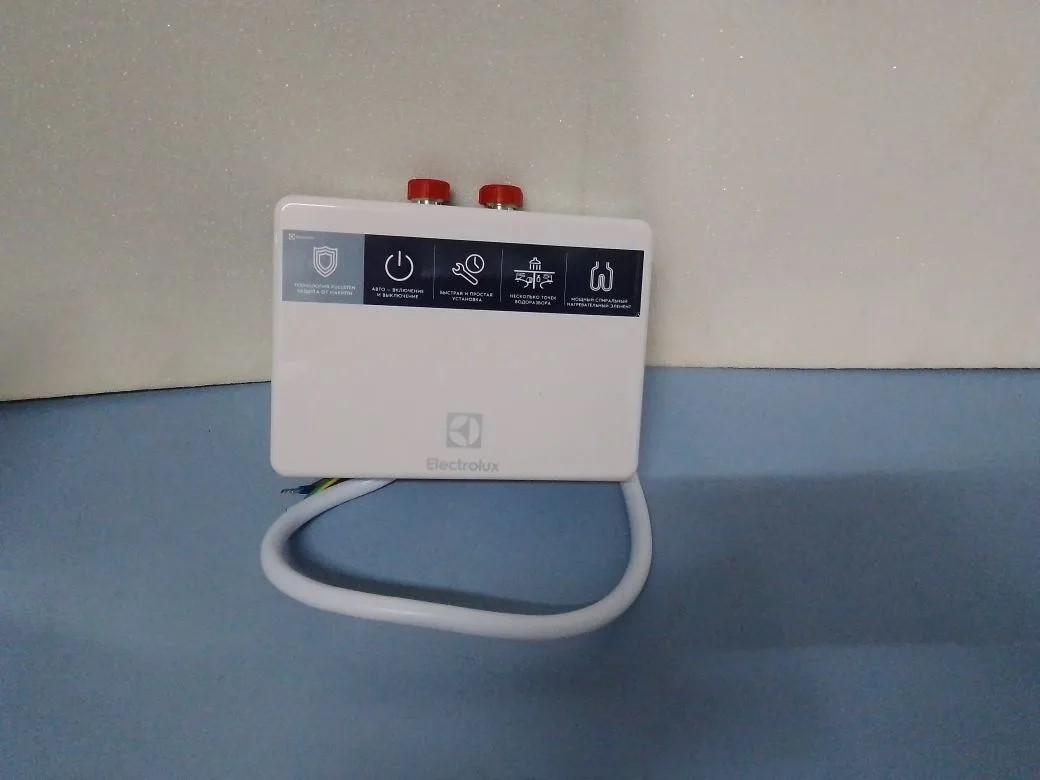 Водонагреватель проточный Electrolux NP 4 AQUATRONIC 2.0
