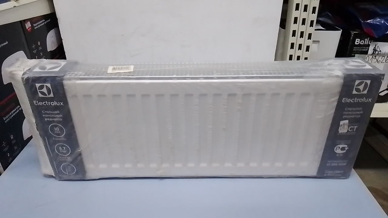 Радиатор панельный Electrolux COMPACT C22-300-800 RAL9016