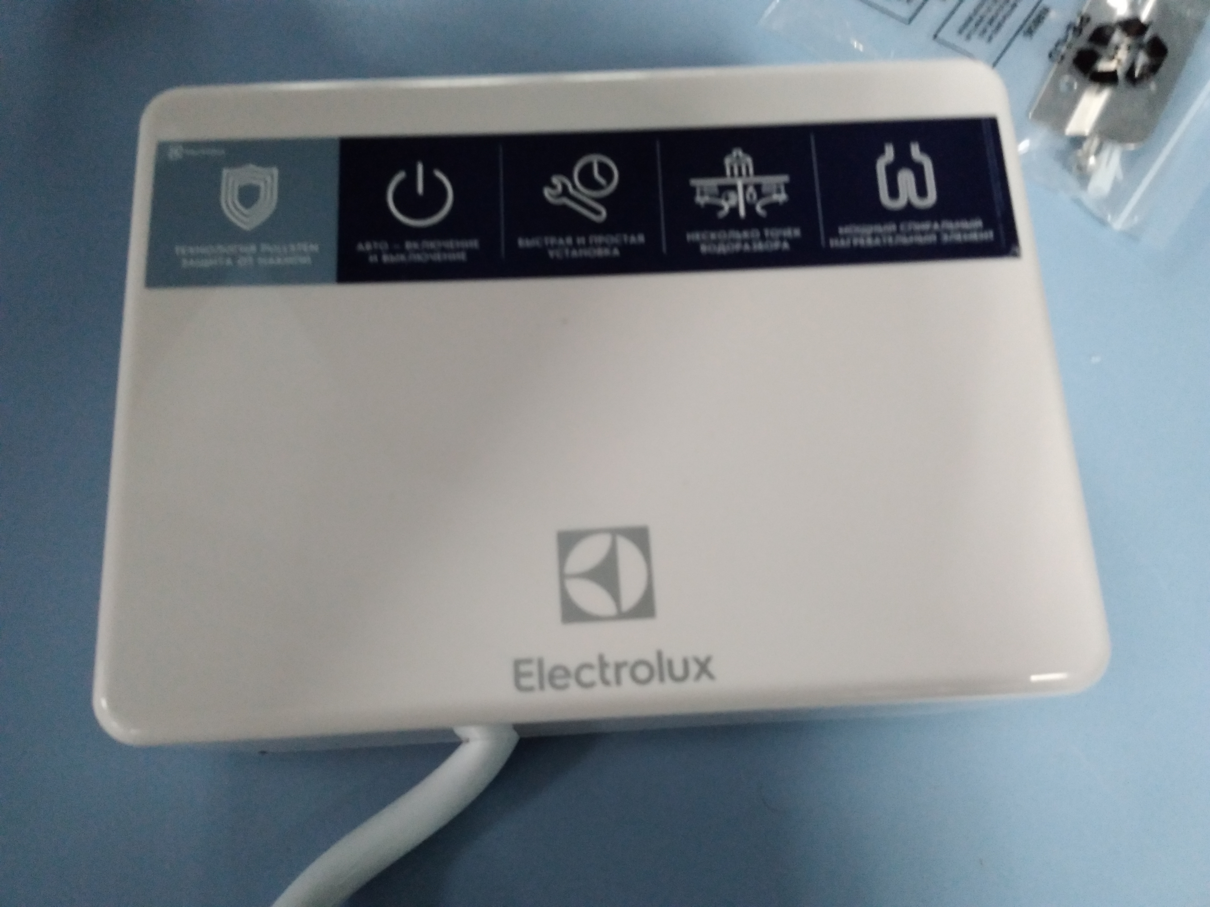Водонагреватель проточный Electrolux NP 4 AQUATRONIC 2.0