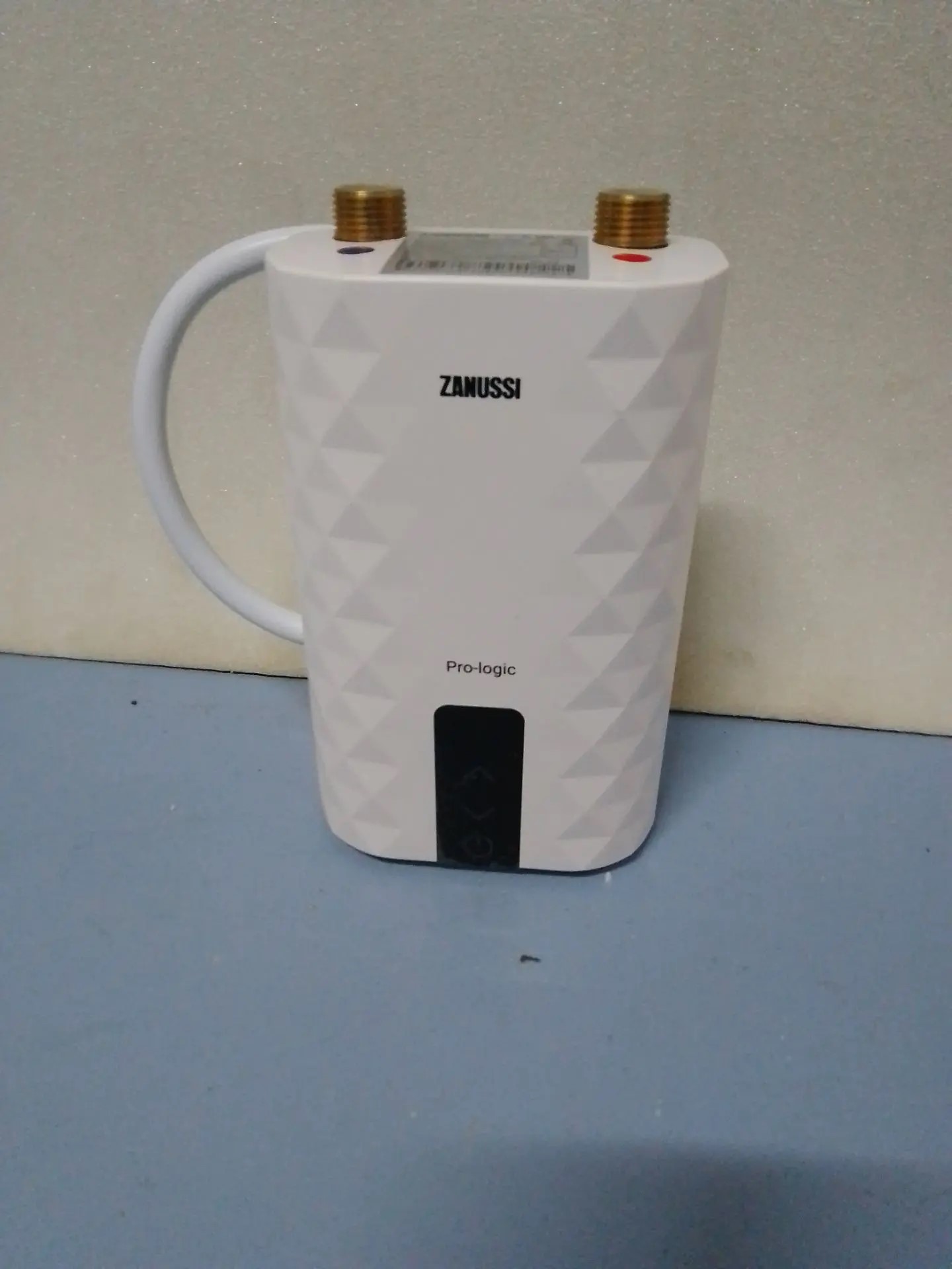 Водонагреватель проточный Zanussi Pro-logic SPX 4 Digital